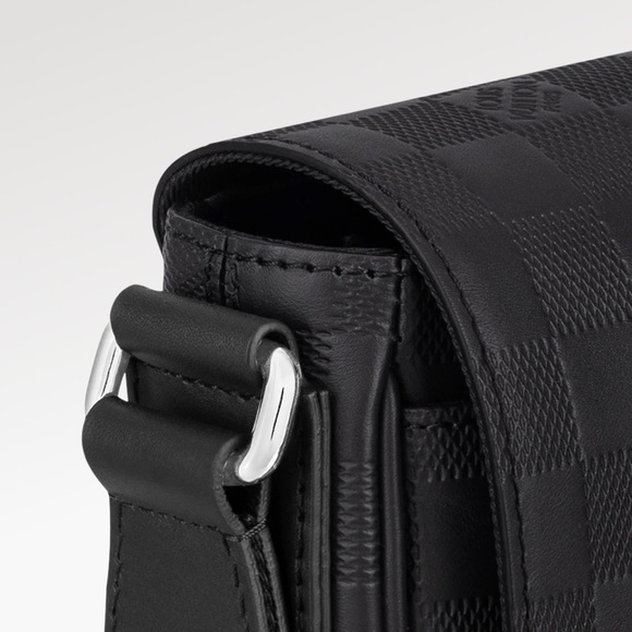 Louis Vuitton LEATHER. 👍👍MESSENGER BAG. DISTRICT PM box and dust comes with it - Picture 3 of 10